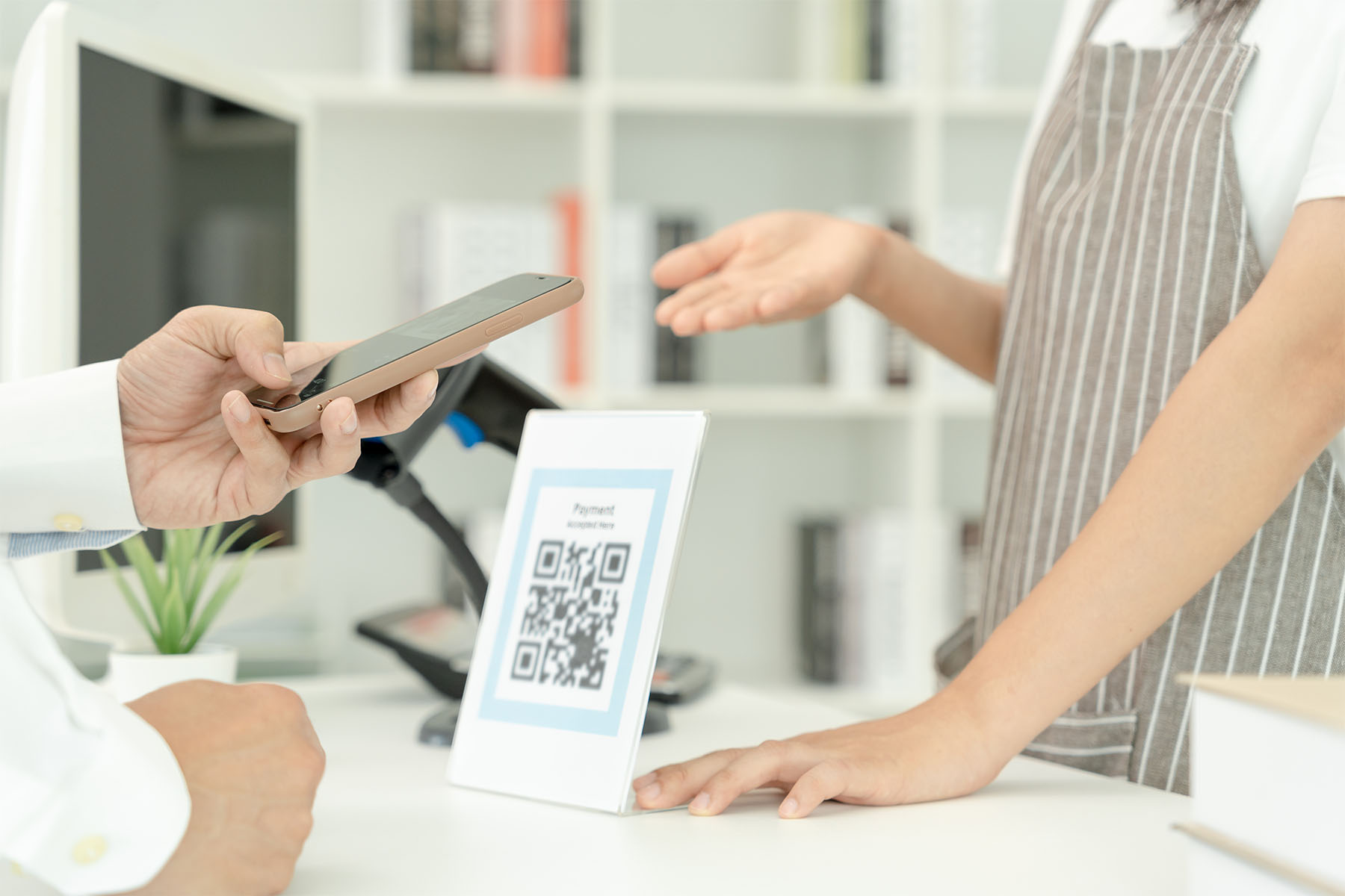 Codice QR su un tavolo di ristorante, esempio di opportunità di marketing e acquisizione clienti.